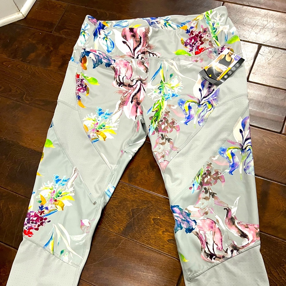 AVIA Athletic Work Out Capri Leggings W/Side Pockets 2XL Gray Floral NWT